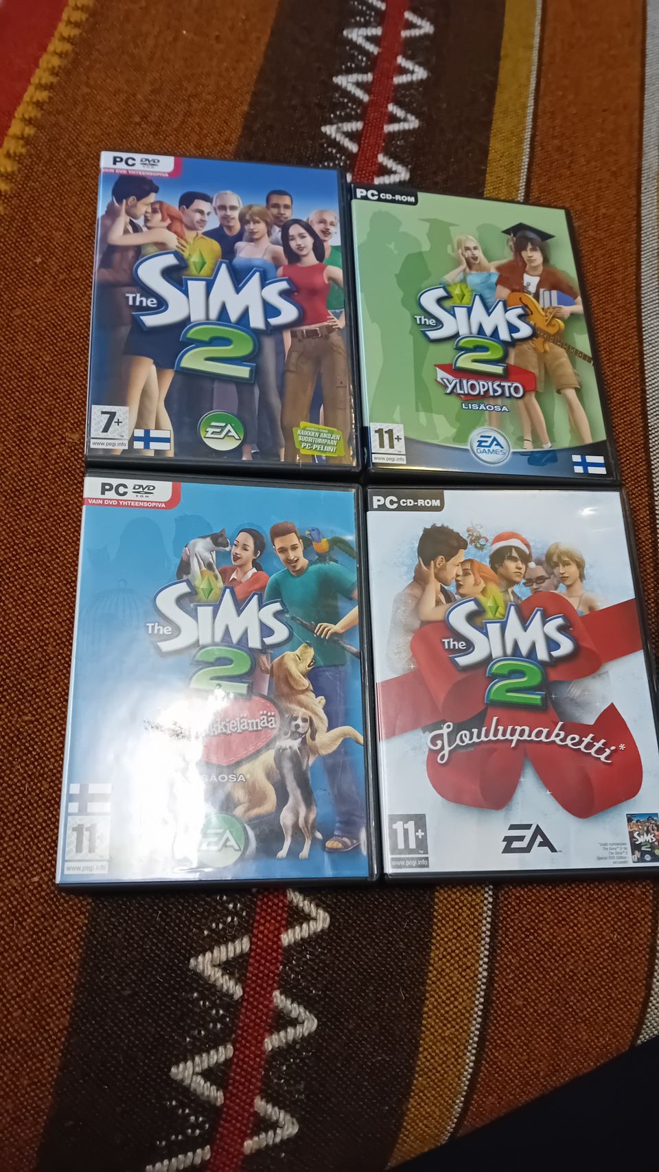 The sims 2 ja 3 kpl lisä osaa PC