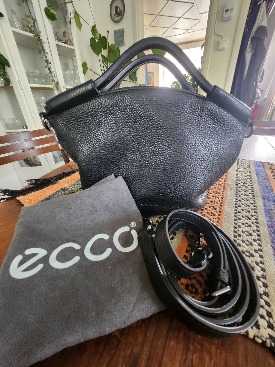 Ecco nahkainen crossbody laukku