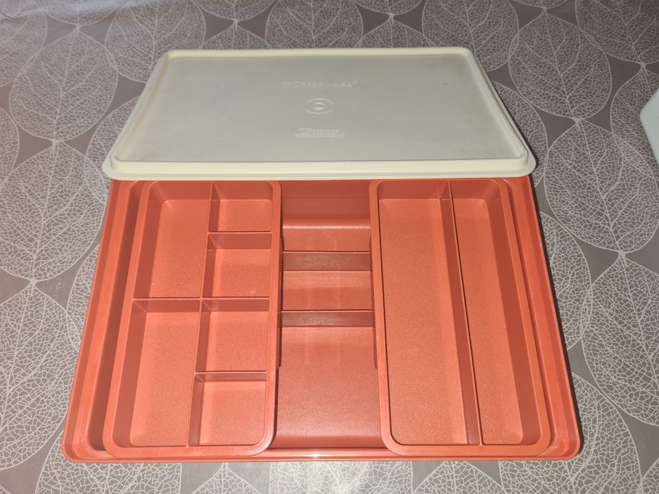 Tupperware säilytyslaatikot