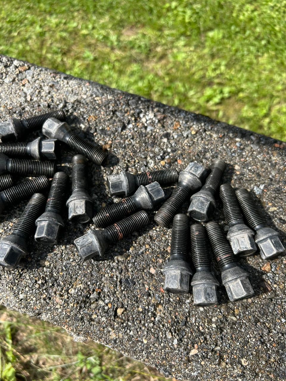 Myydään pyöränpultit M14x 1.25mm musta erikoispitkä 33mm