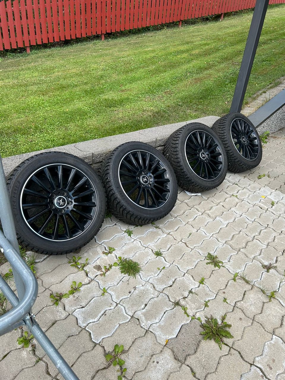 Myydään keski tuning 17" vanteet nastarenkailla