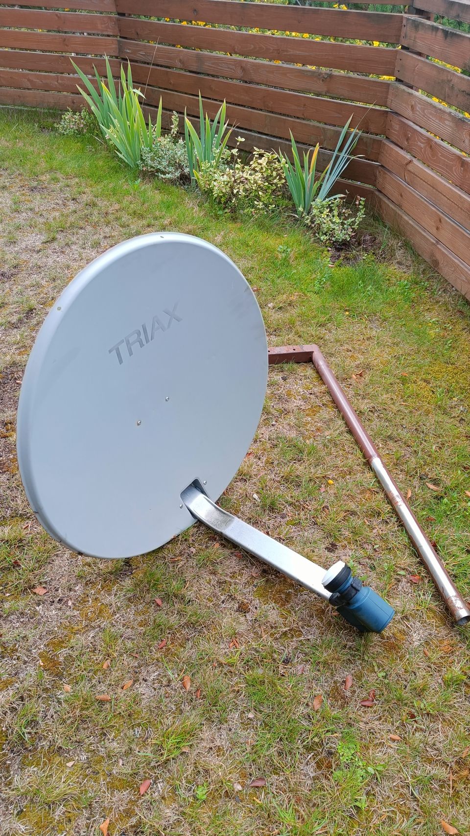 Lautasantenni / satelliittiantenni Triax + LNB 2x