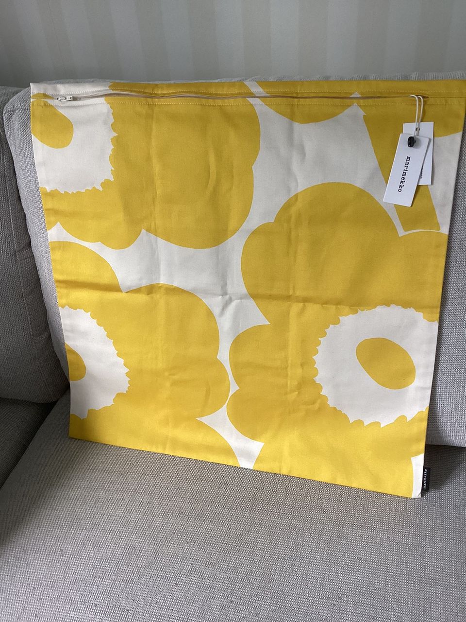 Unikko tyynynpäällinen, uusi