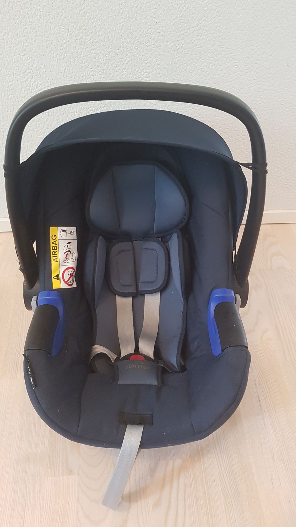 Britax Babysafe i-Size -kaukalo ja telakka