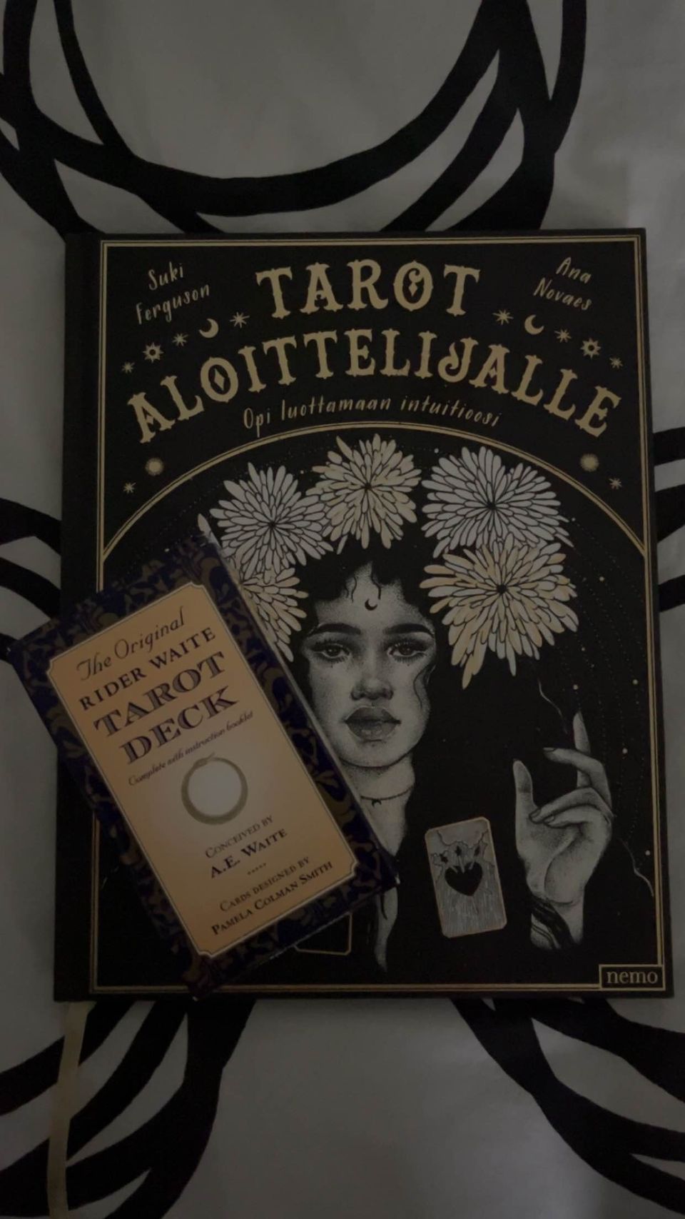 Tarot-kortit ja Tarot aloittelijalle -kirja