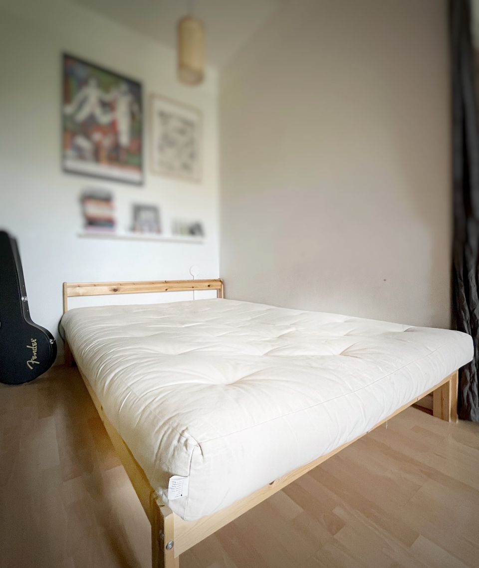 Futon ja puinen sängynrunko 140cm (varattu)