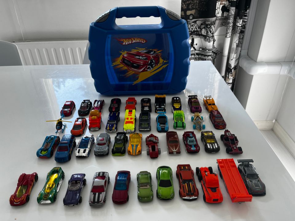 Hot Wheels autot ja rata