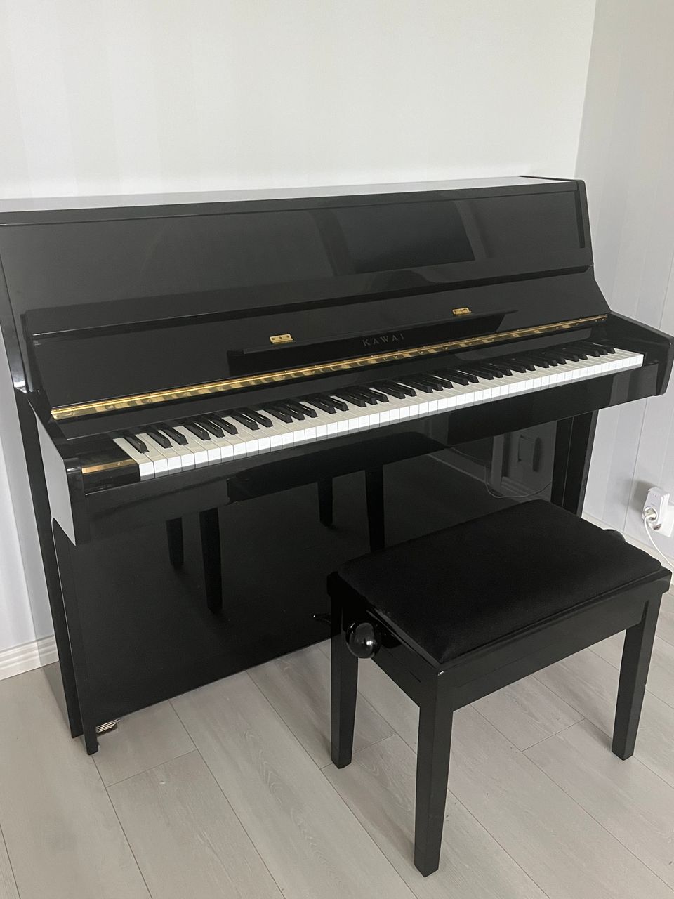 Kawai piano musta