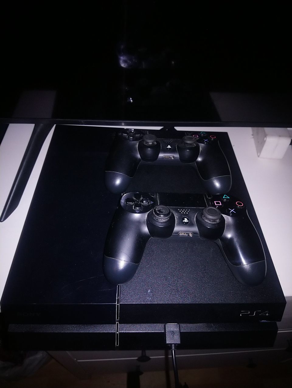 Myydään playstation 4 konsoli+2 ohjainta