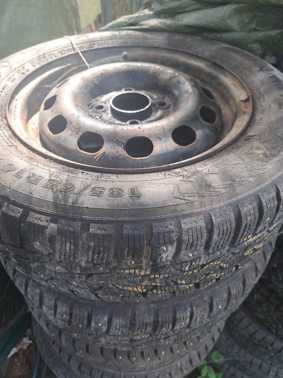 185/65R14 Mondeo peltivanteet nastarenkailla