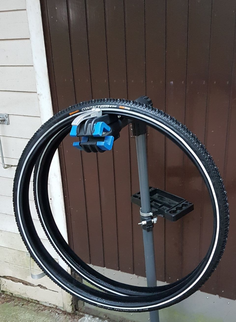 Pistosuojatut Continental 28" nastarenkaat