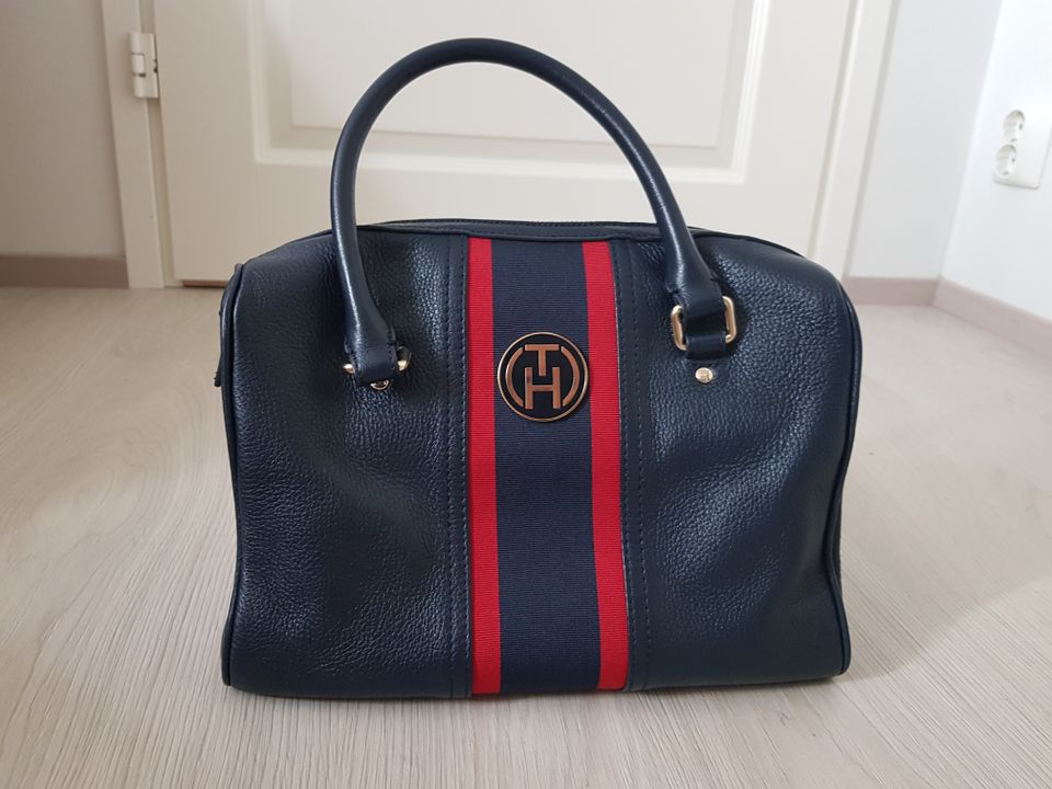 Tommy Hilfiger nahkalaukku tummansininen