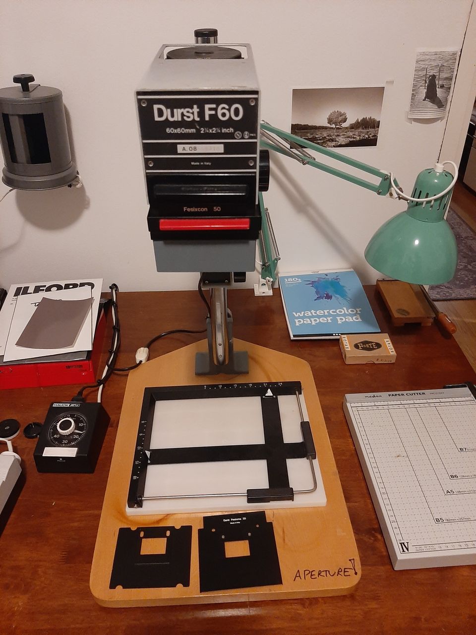 Darkroom enlarger/ pimiö filminegatiivi suurentaja vedostukseen. Durst F60