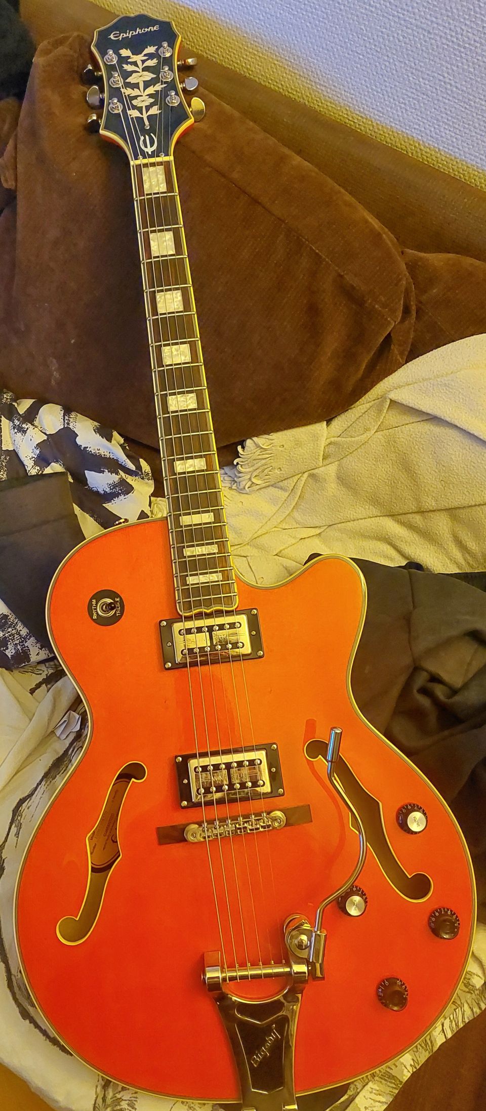 Epiphone Emperor Swingster puoliakustinen sähkökitara