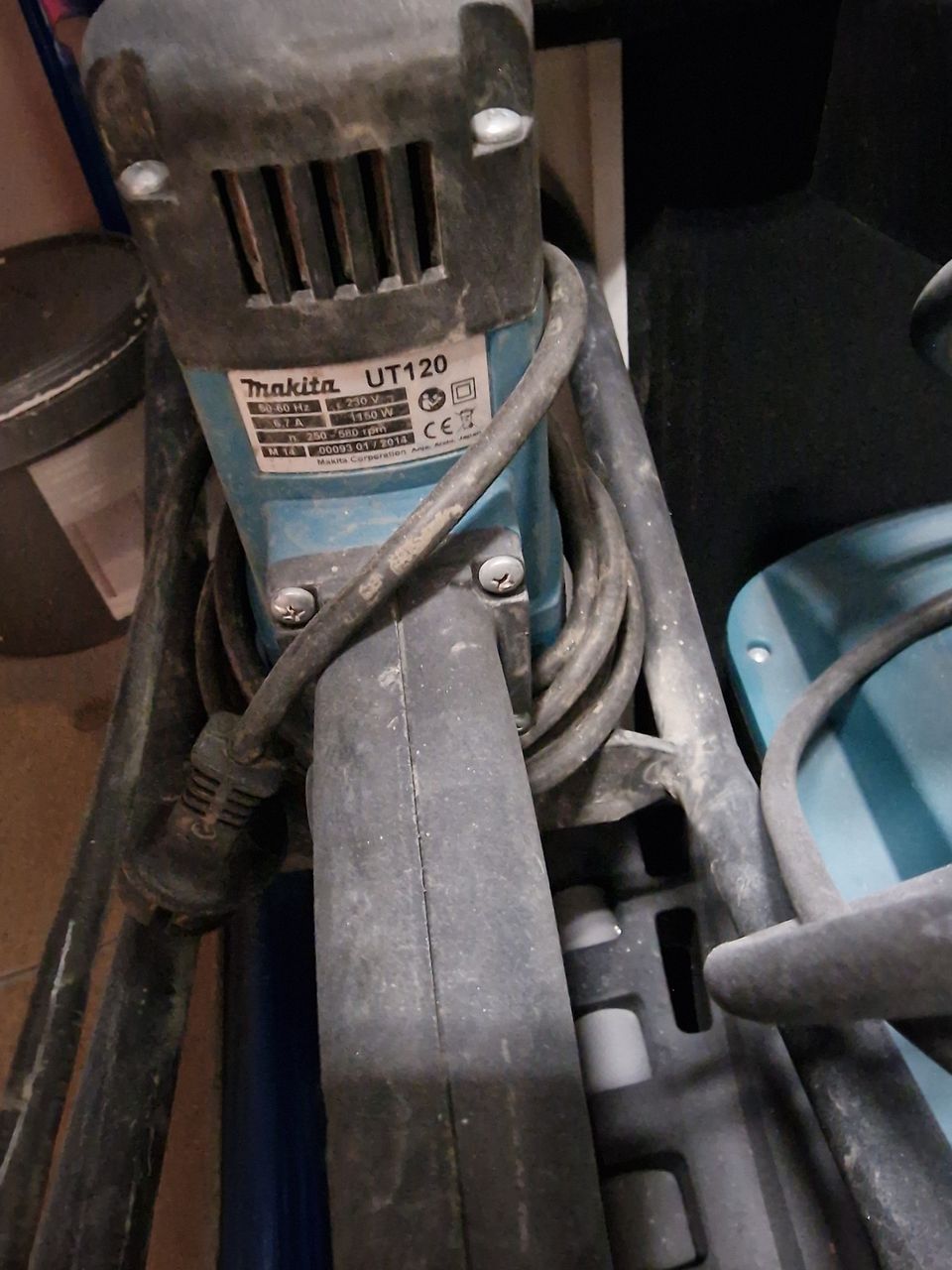 MAKITA UT120 sekoittaja