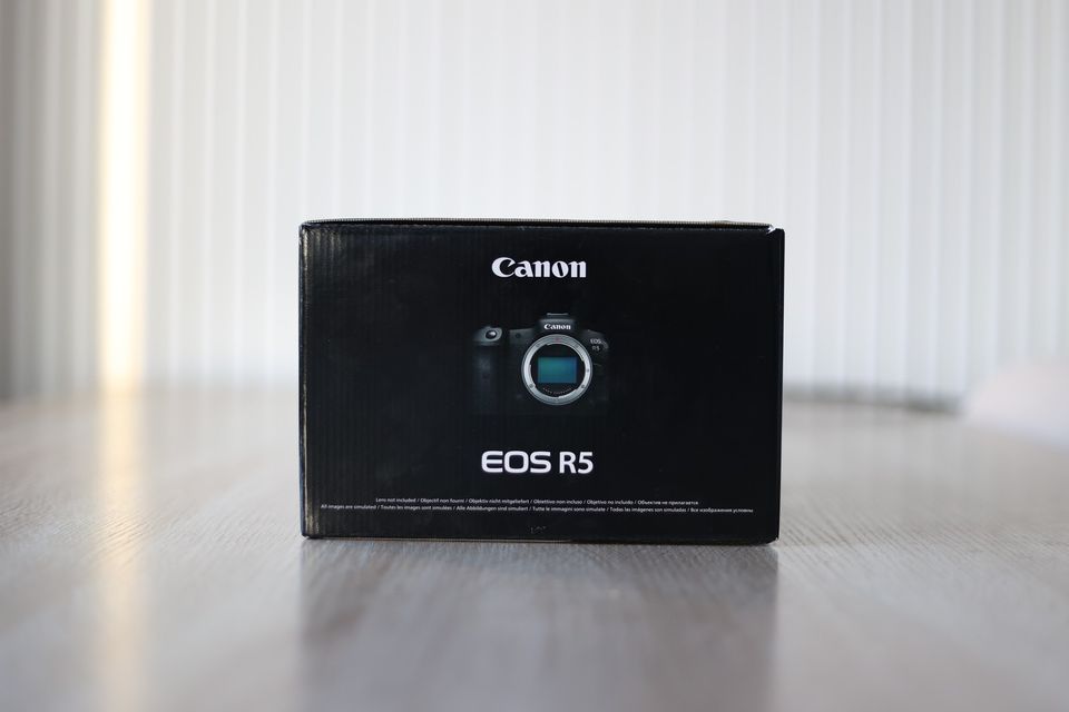 Canon EOS R5 - UUSI