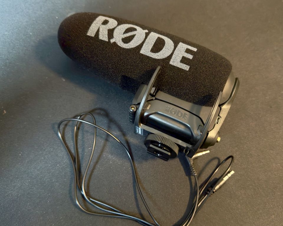 Rode Videomic Pro+ -suuntamikrofoni Rycote ripustuksella