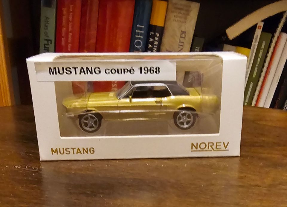 Keräilykappale Mustang Coupe 1968 kullanvärinen alkuperäinen pakkaus