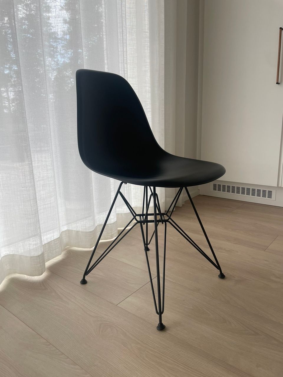 Vitra Eames Dsr tuoli musta