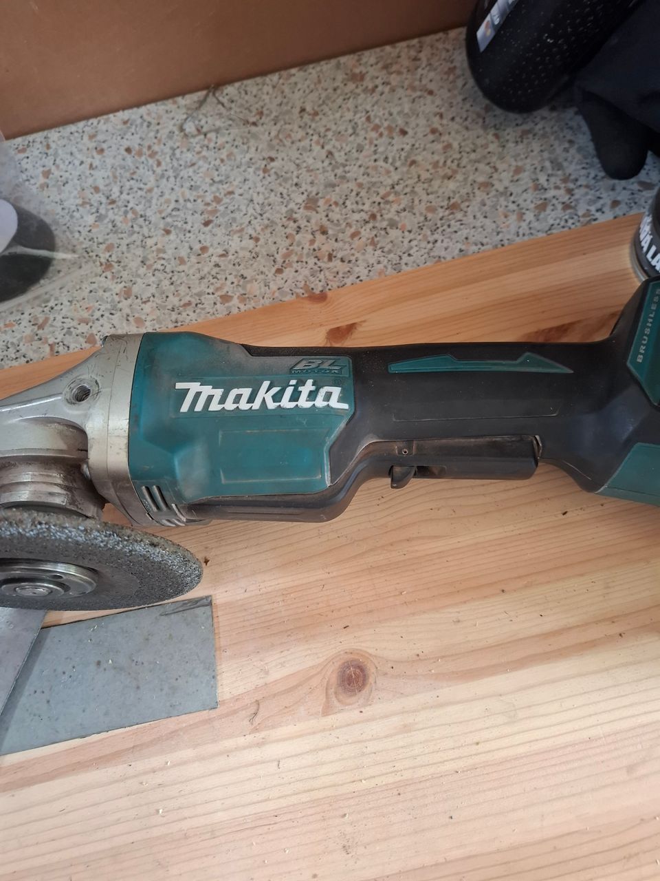 Makita DGA505 kulmahiomakone