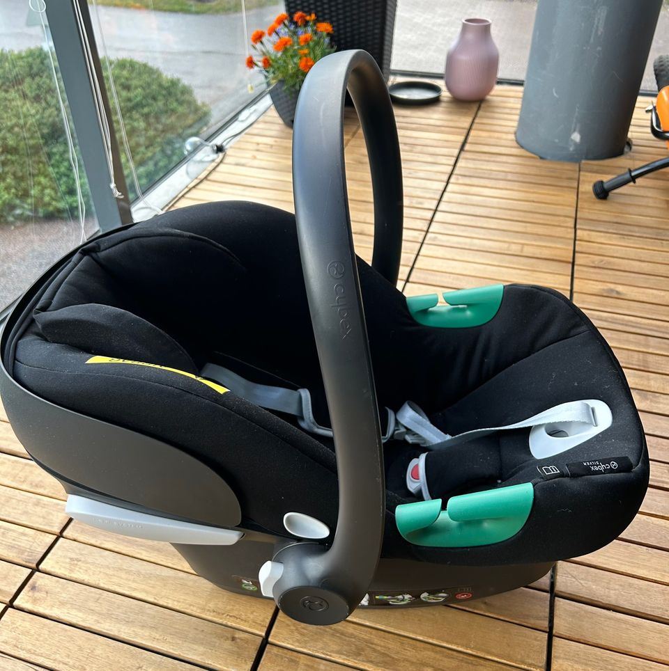 Cybex Aton B2 i-Size turvakaukalo ja telakka