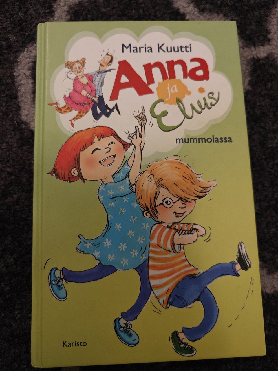 Anna ja Elvis mummolassa