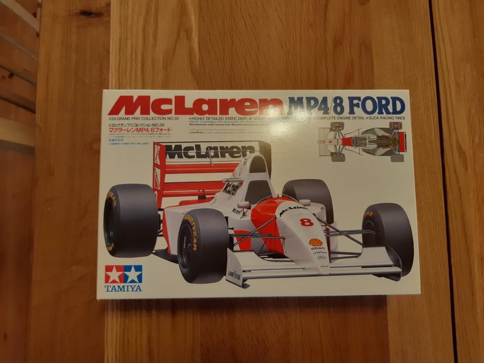 Mika Häkkinen McLaren MP4/8 pienoismalli