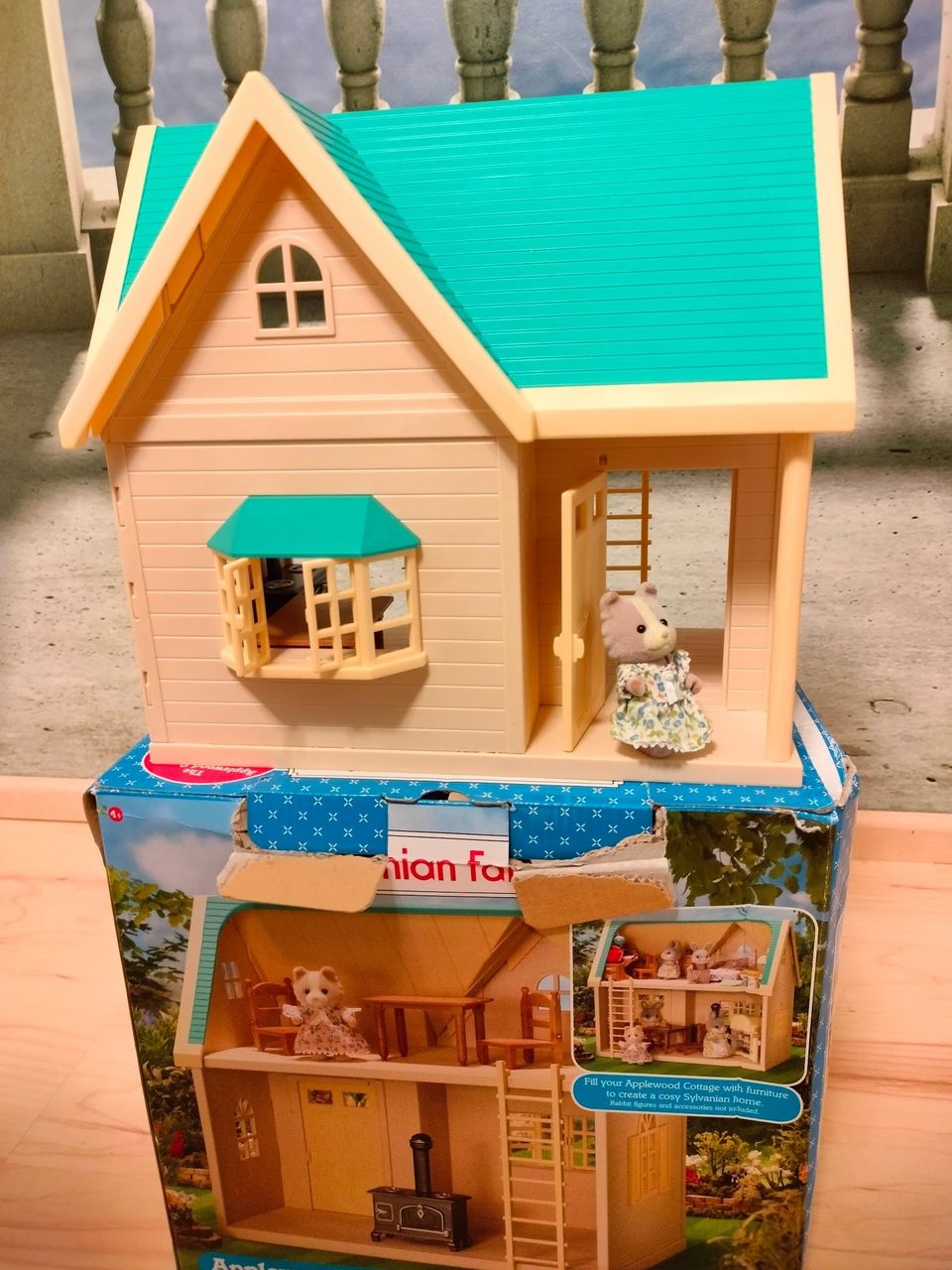 Sylvanian families talo laatikossaan, applewood cottage