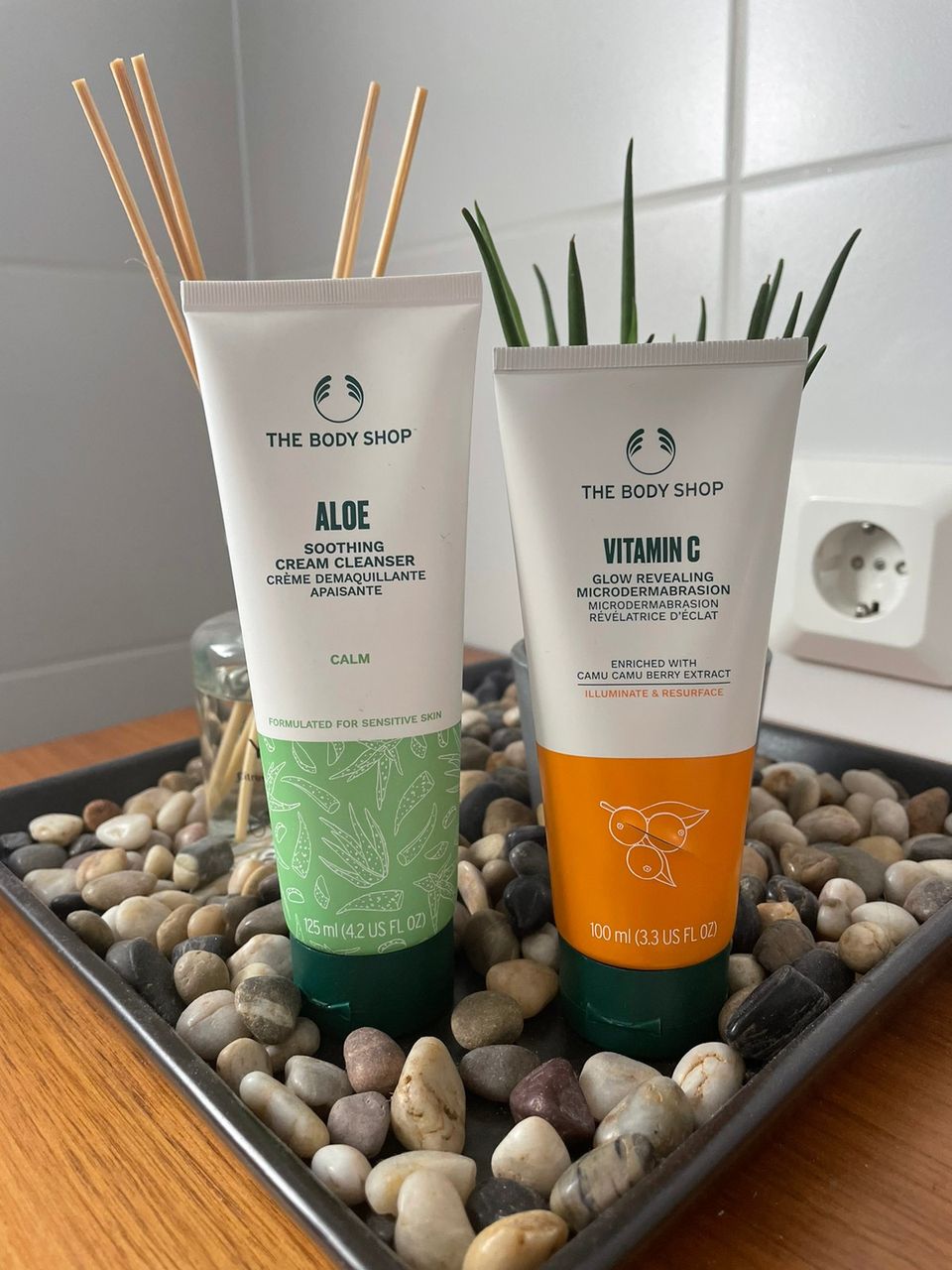 The body shop kasvomaito-pesu ja mikrokuorinta