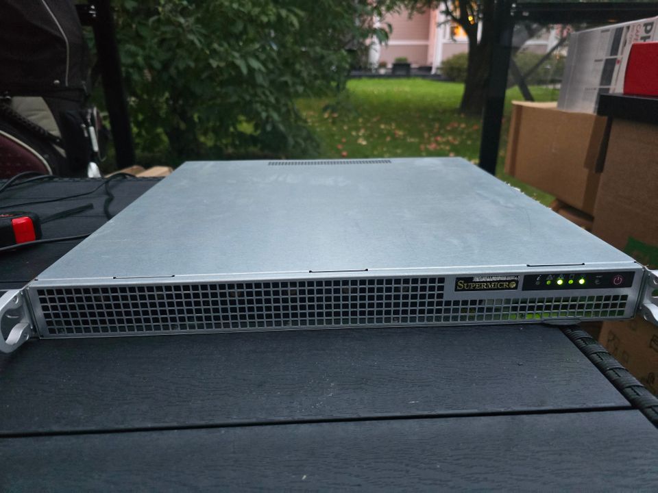 Supermicro 1U X10DRW-E. Kannet mukaan. Dual powerit. Virtapihi