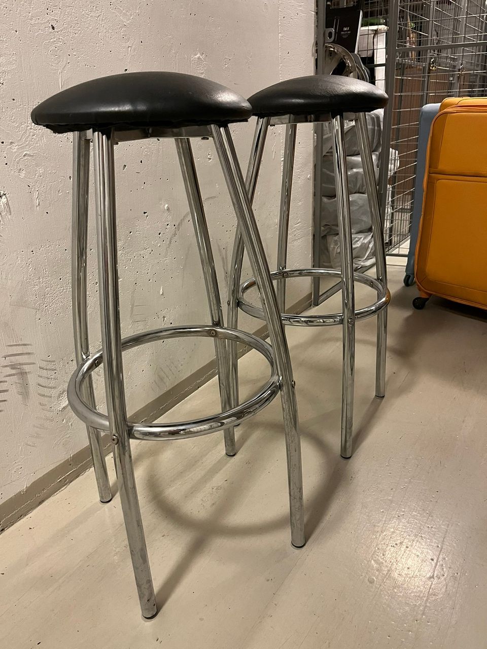 2 x bar stools