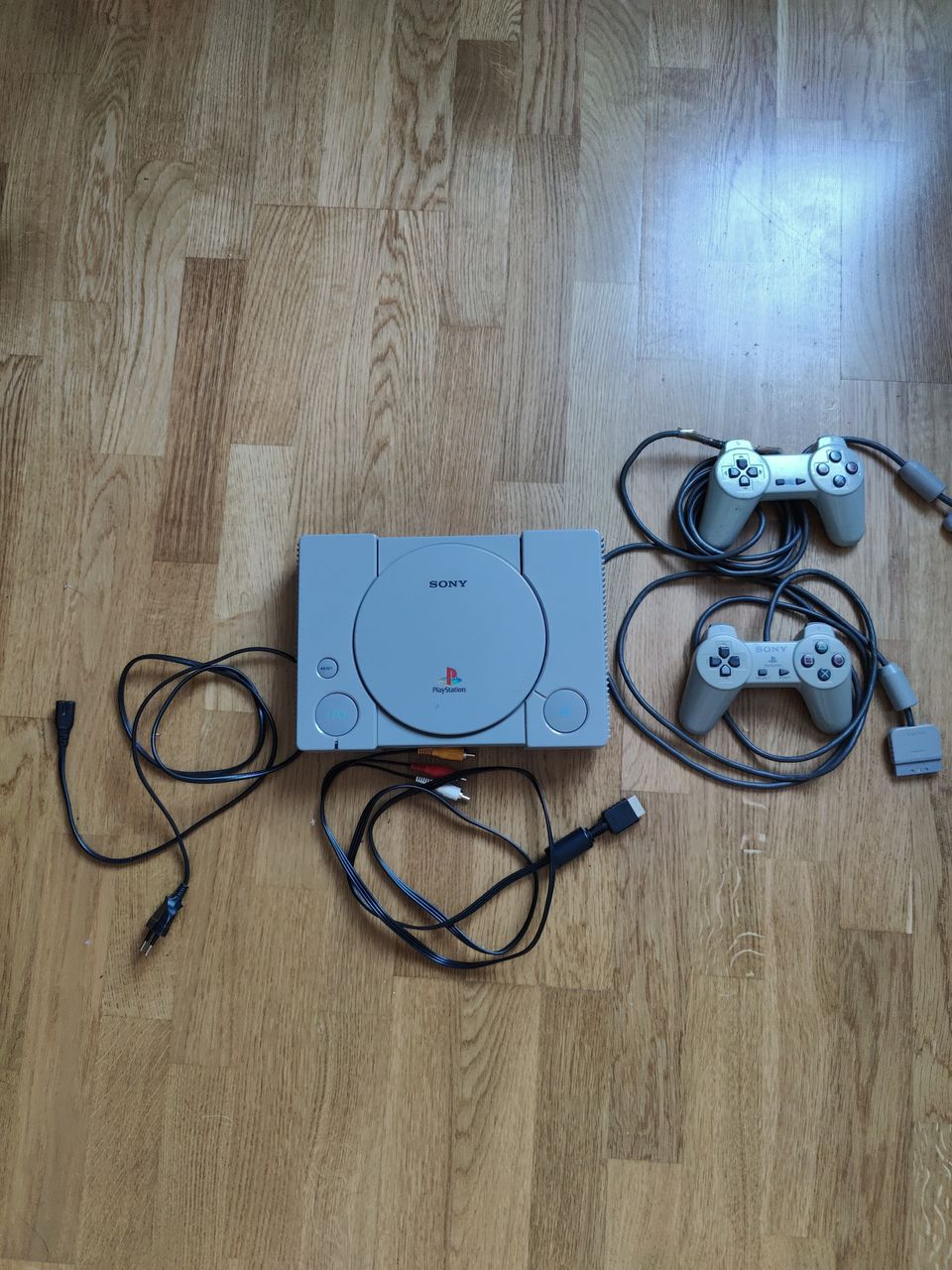 Playstation 1 + 2 Ohjainta + Piuhat