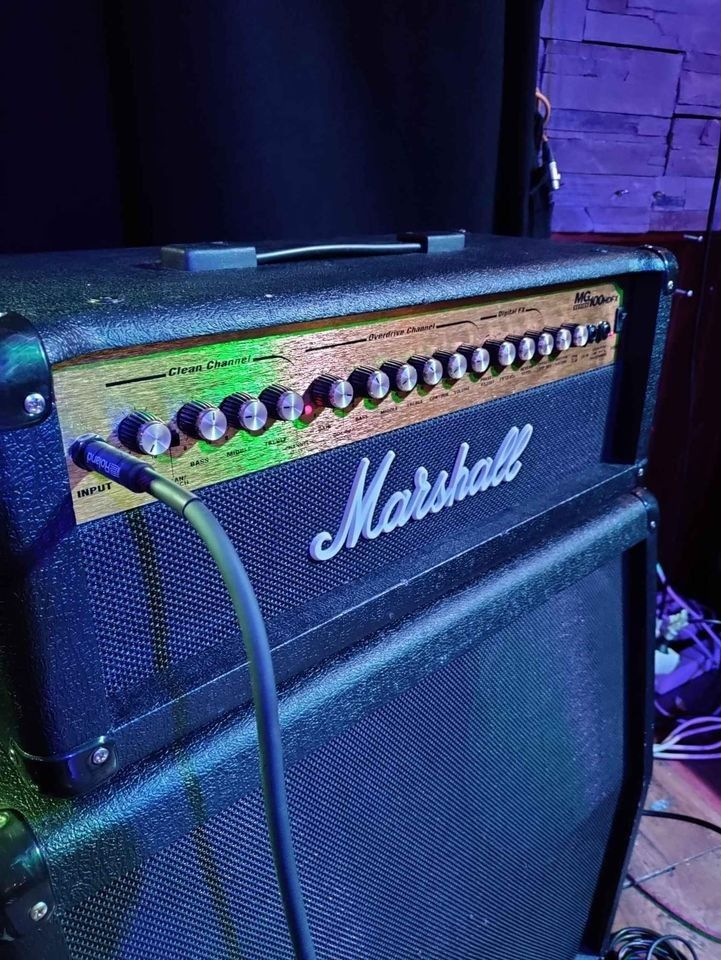 Marshall MG100HDFX -kitaravahvistin ja MG412A-kaiutinkaappi