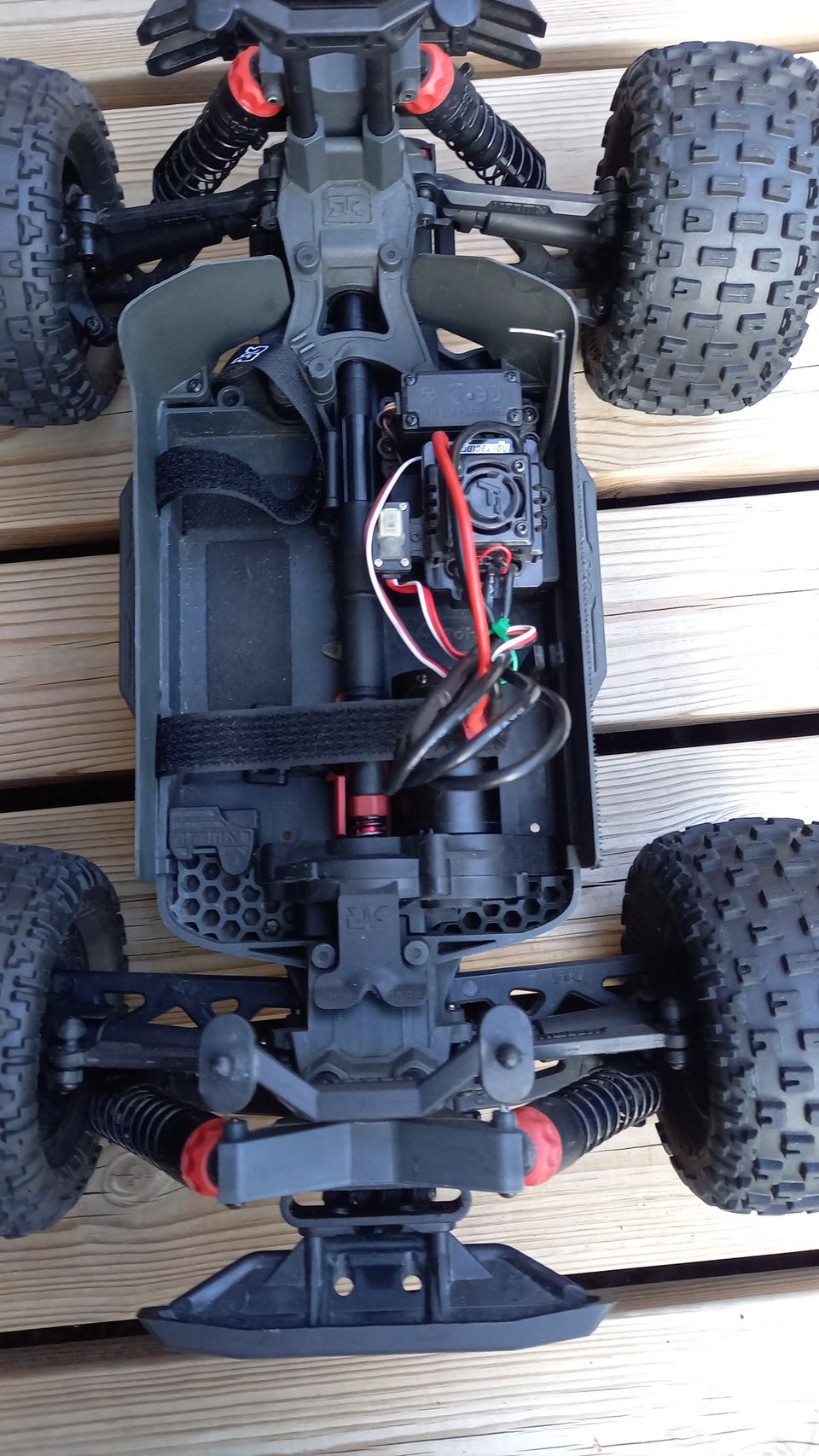 Arrma Granite 4x4 harjaton HPI tekniikka. KUIN UUSI!