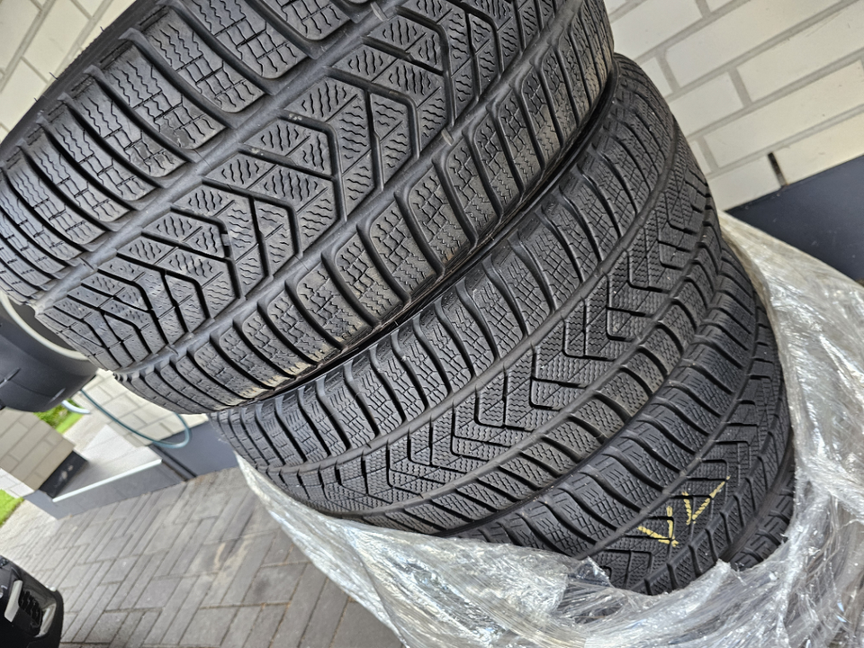 2*255 + 2*275 /35R21 käytetty kitkarengas, Pirelli, Tesla