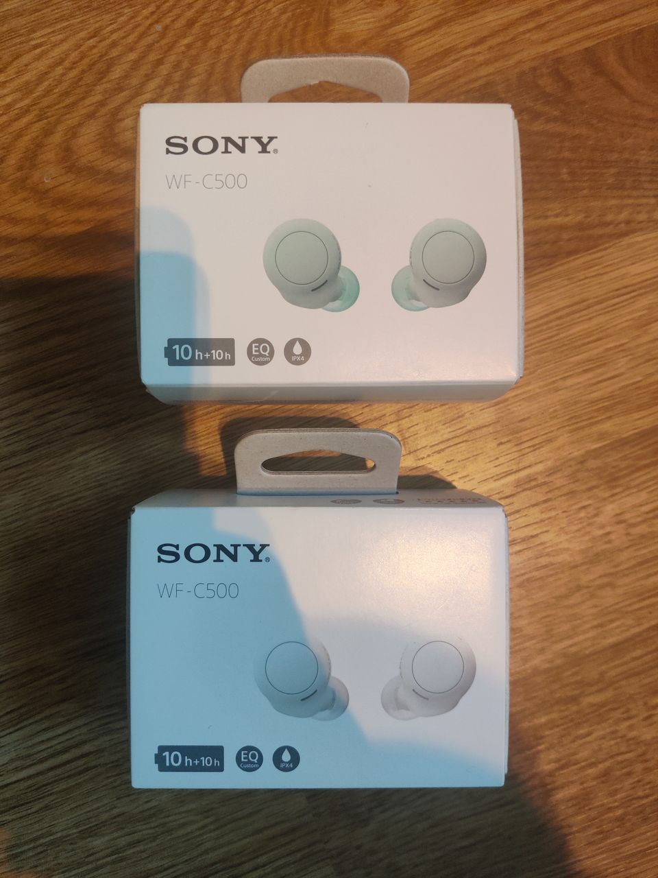 Kahdet Sony wf-500 kuulokkeet. Avaamattomassa paketeissa.