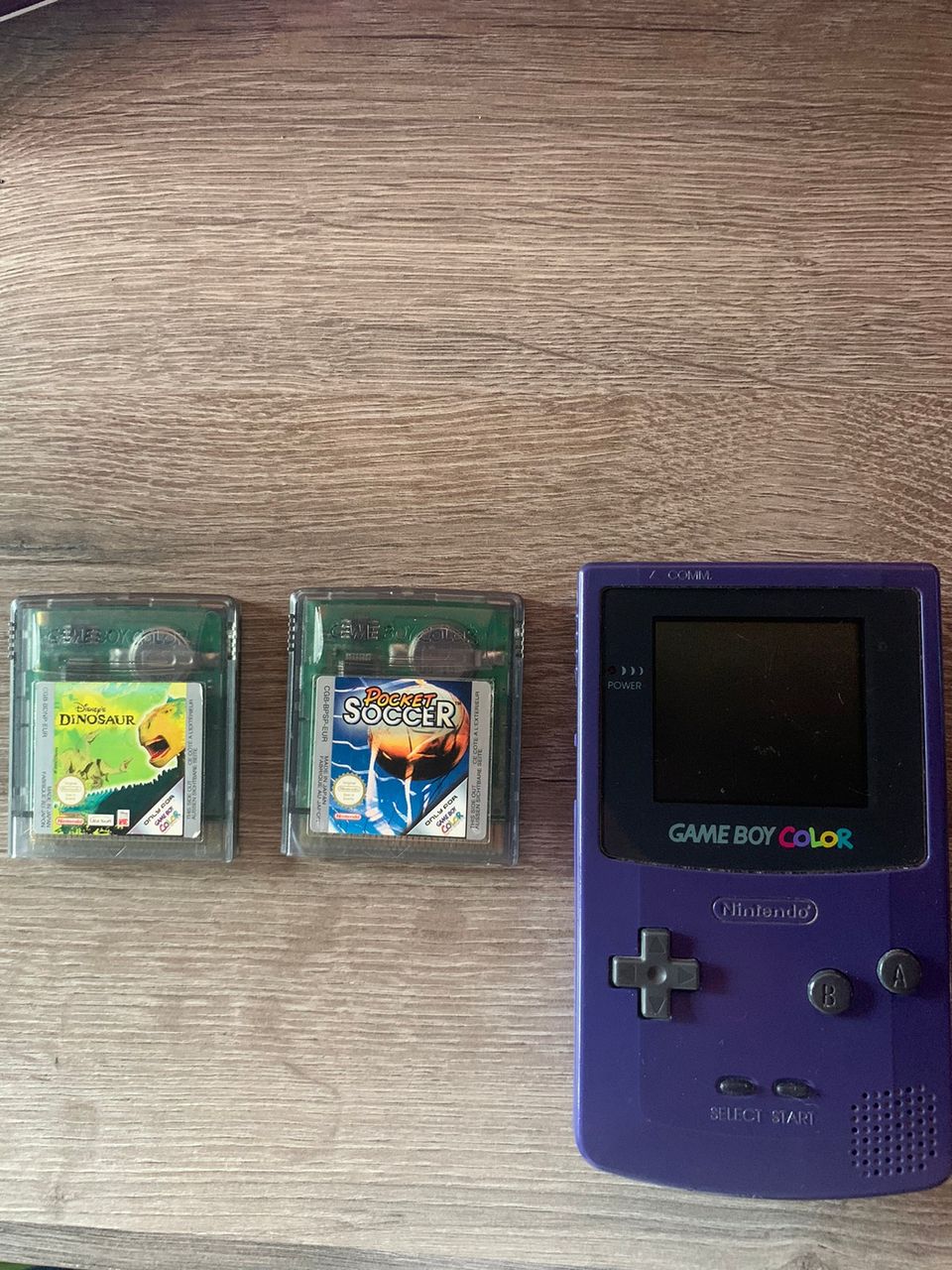 Liila Gameboy color ja kaksi peliä