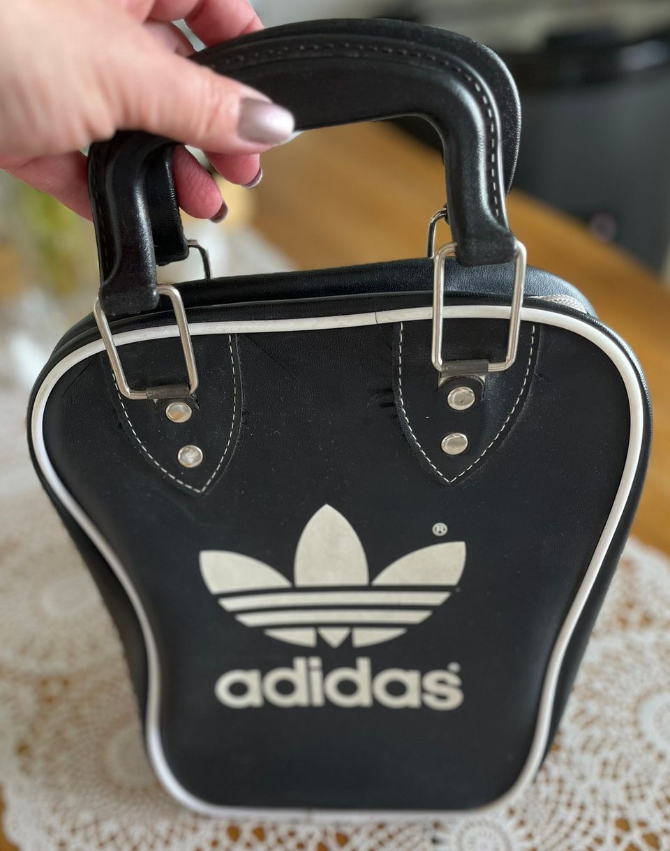 Adidaksen Bowling Bag-henkinen käsilaukku