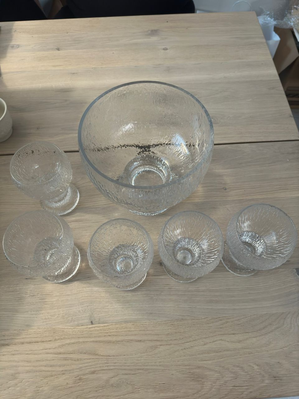 Iittala Kekkerit boolimalja ja punaviinilasit.