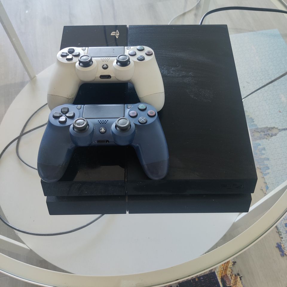 Playstation 4 konsoli+ kaksi ohjainta