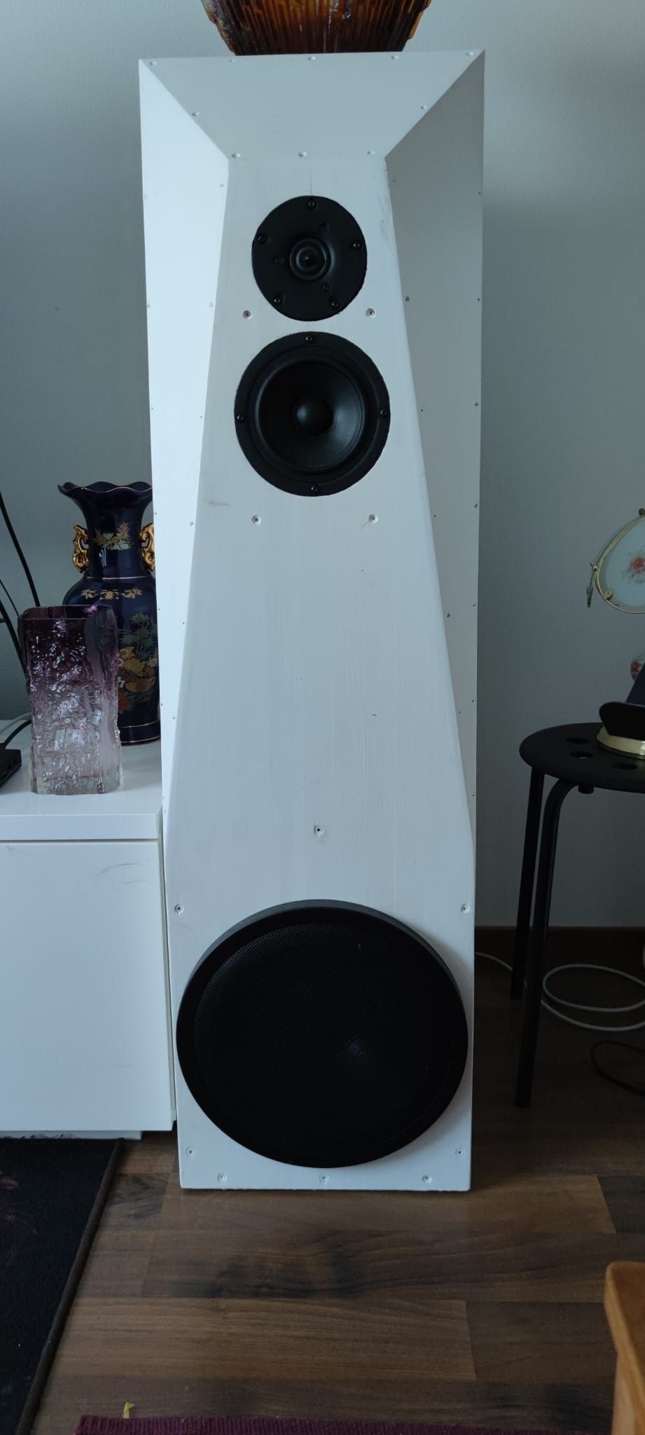 Kunnon tehokkaat HIFI kaiuttimet "Äijäluolaan"