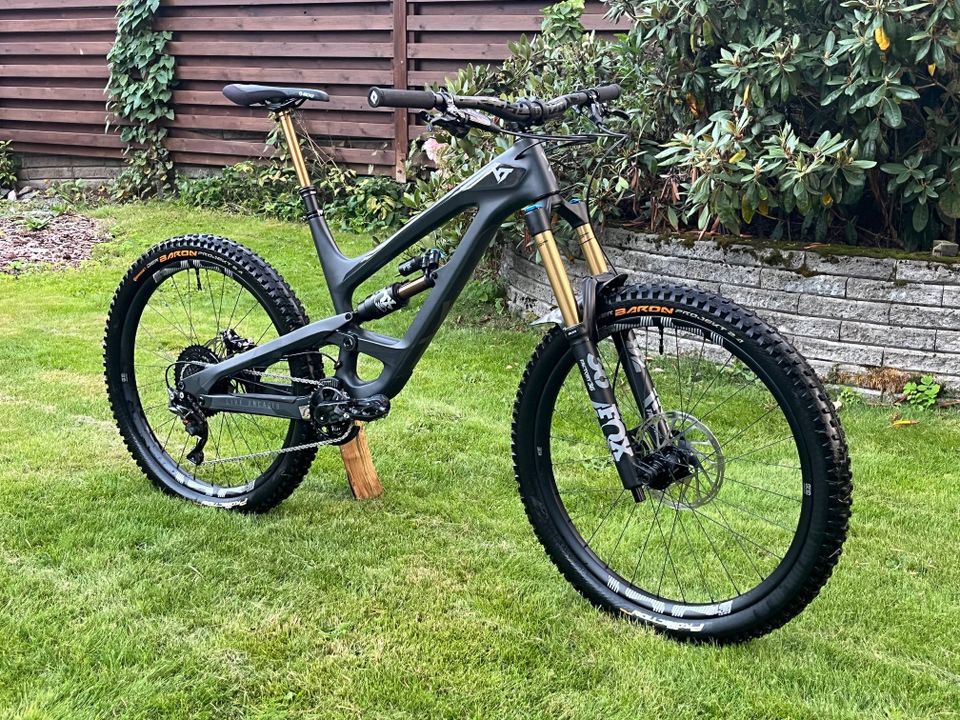 Myydään YT Industries Capra 27 CF Pro Race L 27,5" maastopyörä