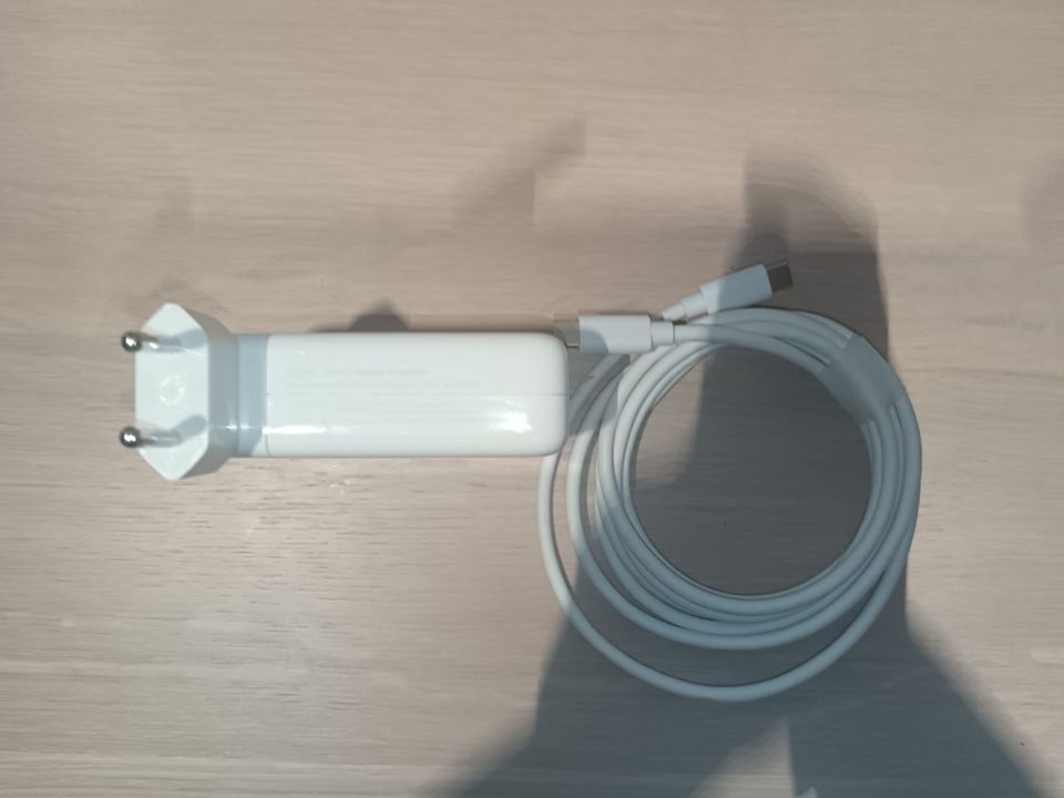 Apple MacBook Pro 140W USB-C virtalähde ja 2m USB-C -kaapeli