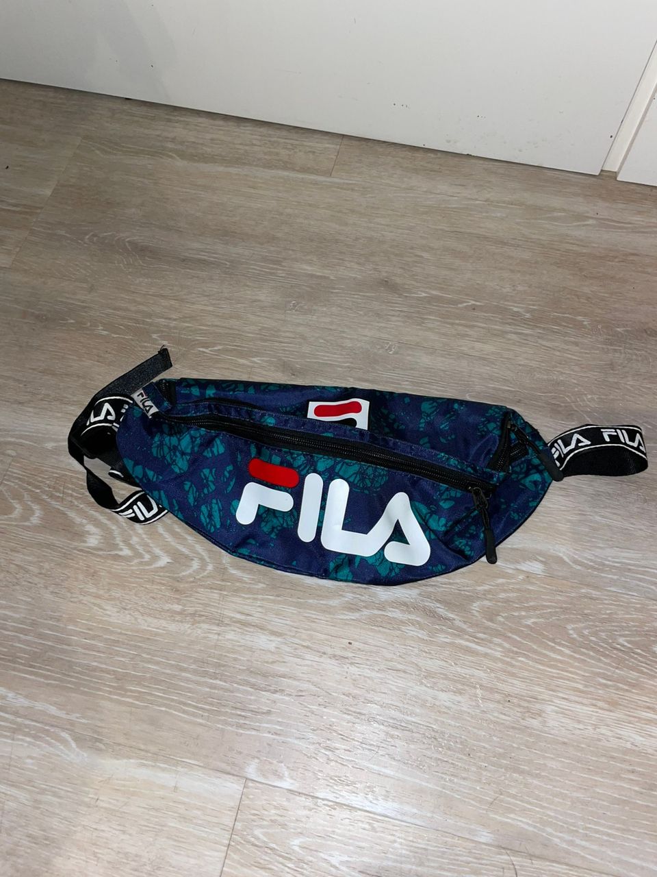 Fila vyötärölaukku