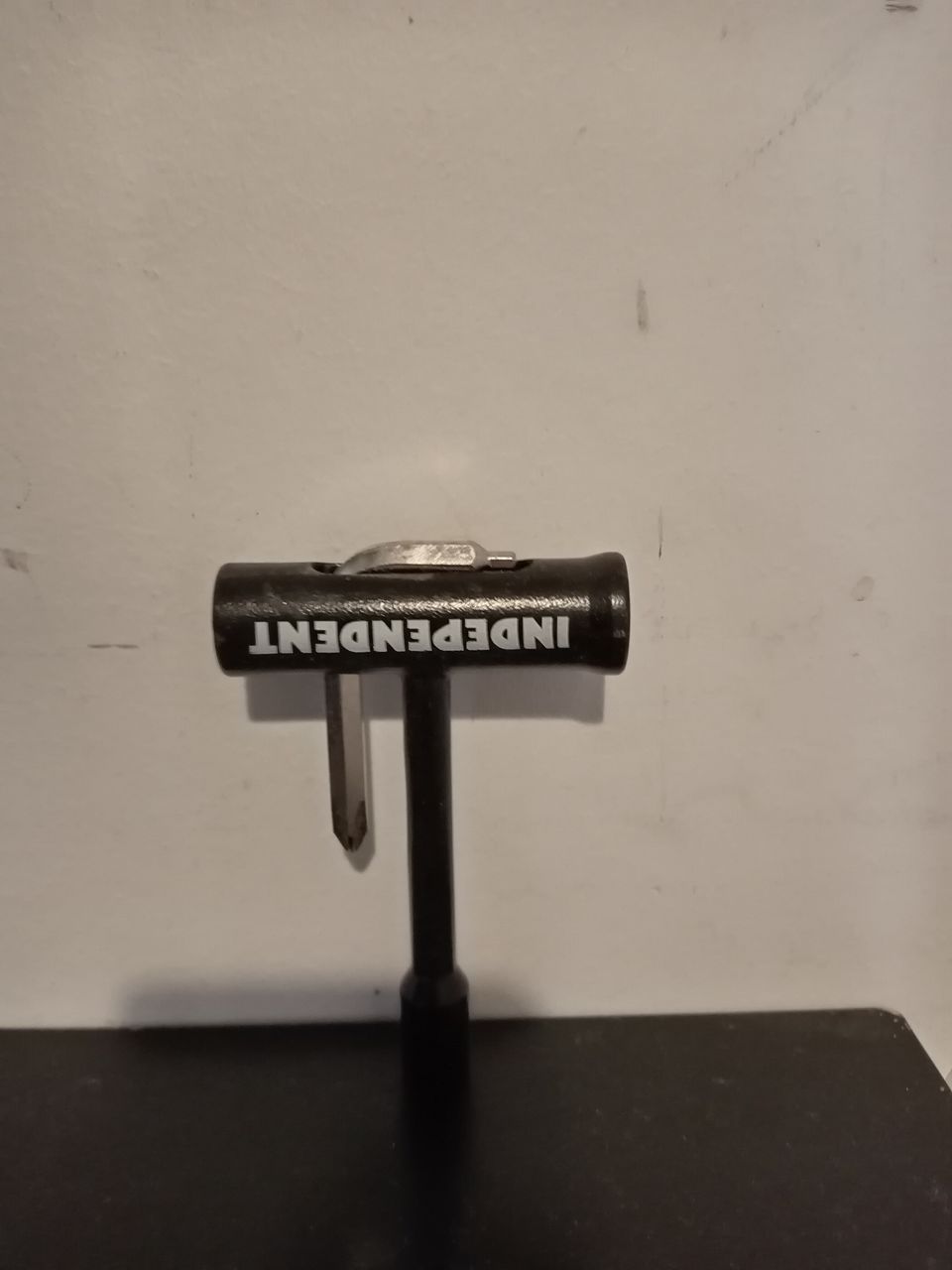 Indedepent skate tool