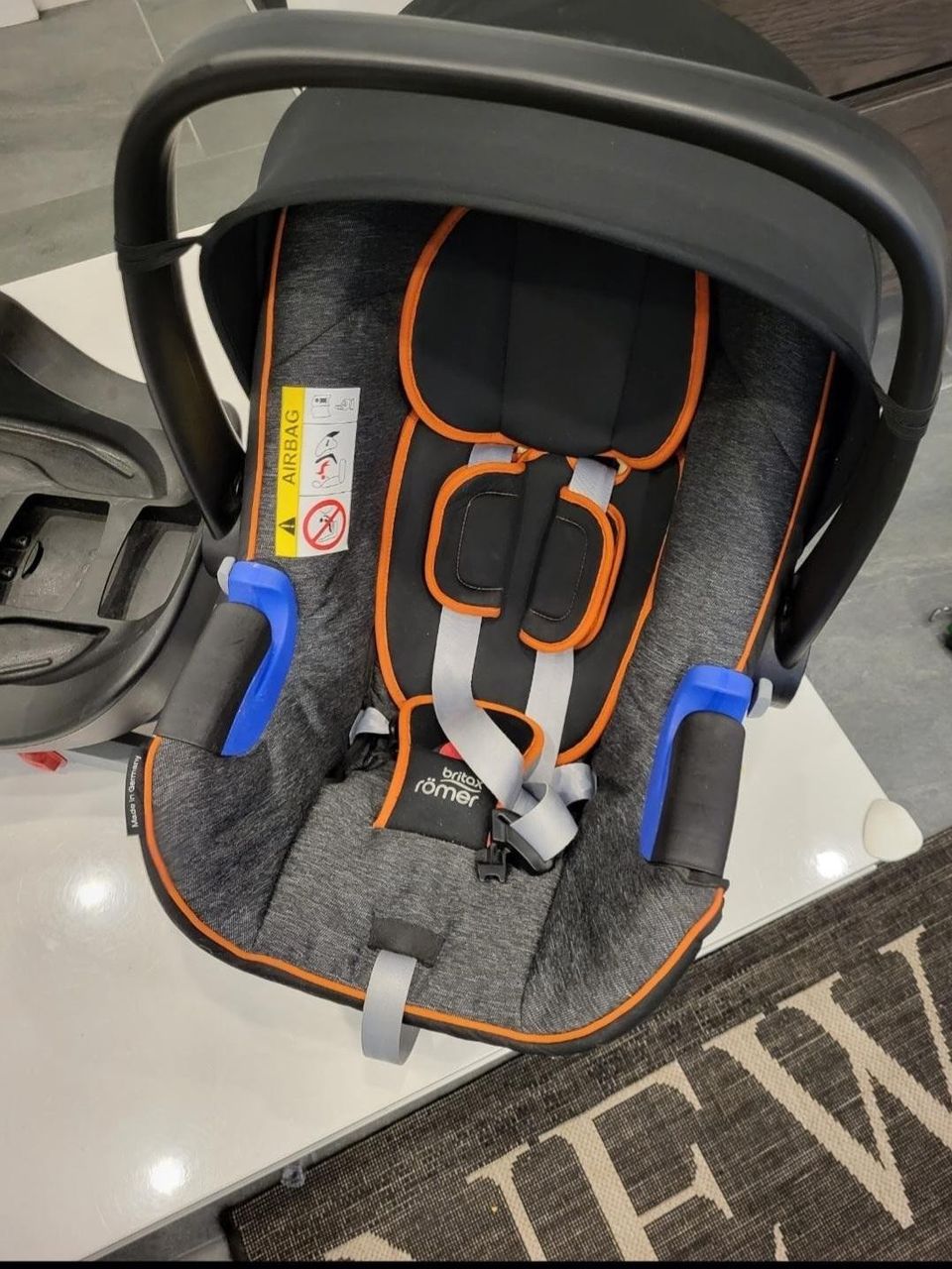 Britax Römer Baby-Safe i-size kaukalo + telakka. Mukaan Ikean syöttötuoli