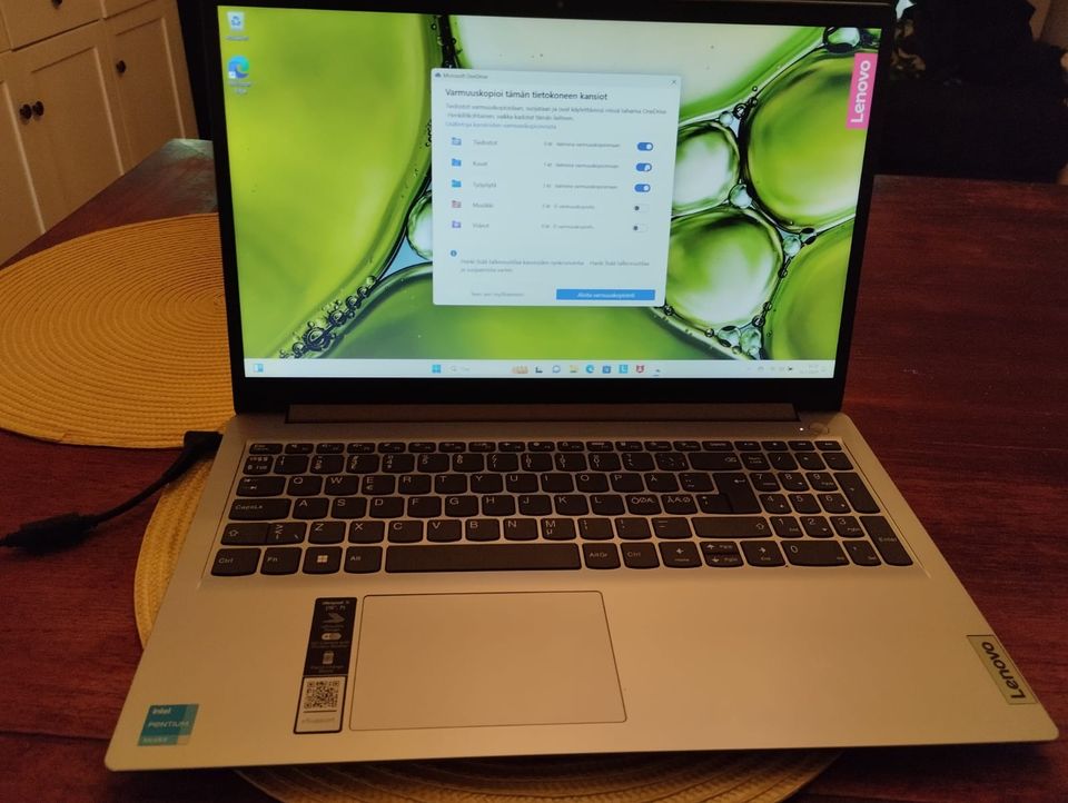 Lenovo ideapad 1