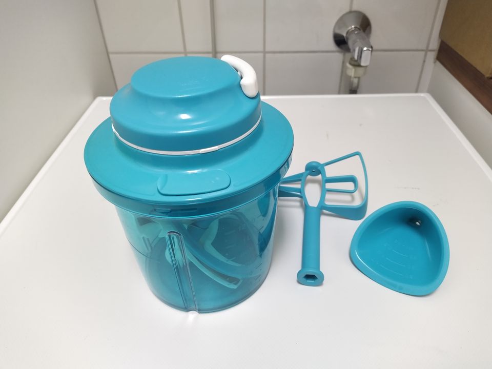 Tupperware käsi vatkain ja raastin