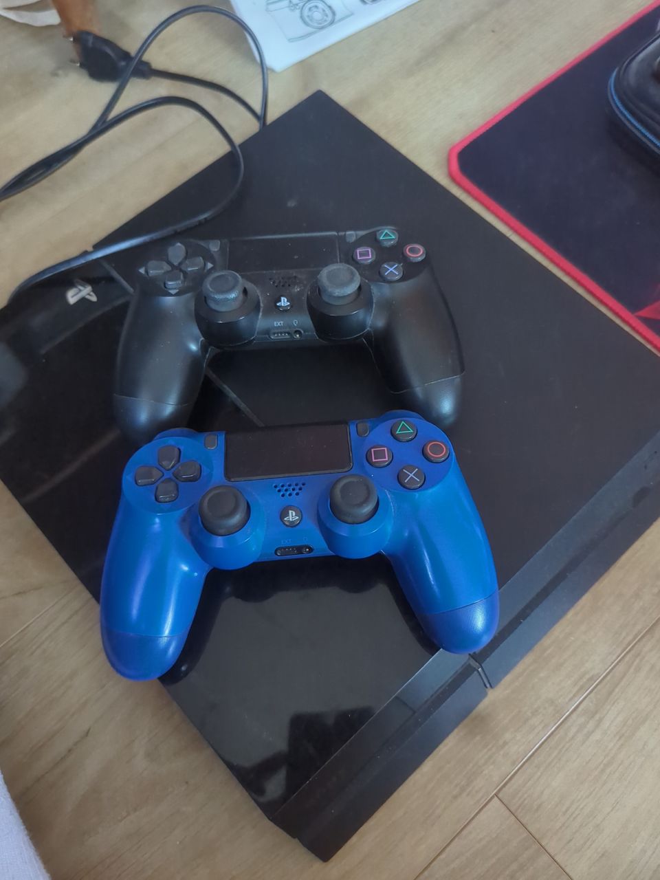 Playstation 4 + 2 ohjainta