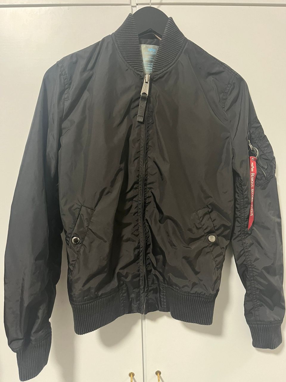 Alpha Industries naisten bomber takki